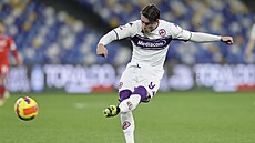 Duan Vlahovi (Fiorentina) stílí v pohárovém zápasu s Neapolí.
