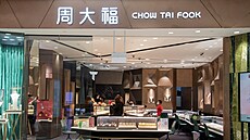 Pobočka čínského klenotnictví Chow Tai Fook na singapurském letišti Jewel...