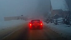 Řidič ujížděl po namrzlé silnici.