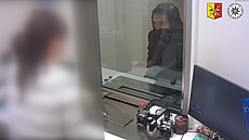 Lupič přepadl banku na pražských Vinohradech, policie po něm pátrá