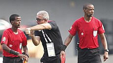 Tuniský trenér Mundhir Kabáiar gestikuluje před dvojicí zambijských rozhodčích,...