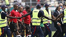 Zambijské rozhodí v ele s Jannym Sikazwem ze hit po utkání afrického...