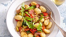 Bramborov� noky se�zeleninou a su�enou �unkou