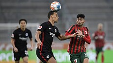 Timothy Chandler (vlevo) z Frankfurtu se snaí zpracovat balon.