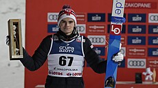 Norský skokan Marius Lindvik pózuje s trofejí pro vítěze závodu Světového...