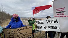 Několik desítek aktivistů z Česka, Německa i Polska se sešlo u brány polského... | na serveru Lidovky.cz | aktuální zprávy