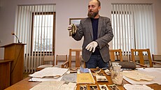 editel muzea Jií Junek s nálezy, které byly v makovici Praské ve.