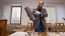 Ředitel muzea Jiří Junek ukazuje na 140 let starý tubus, který byl uschovaný v...