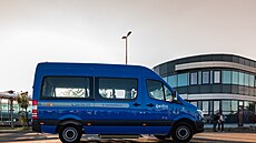 Modrý mikrobus pro cestující se sní�enou pohyblivostí.