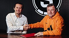 Trenér Pavel Vrba a sportovní ředitel Tomáš Rosický právě podepsali novou...