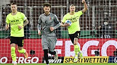 Erling Haaland z Dortmundu sniuje z penalty v utkání Nmeckého poháru na...