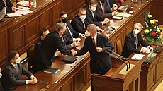 Sněmovna vyslovila důvěru kabinetu Petra Fialy. Pro bylo 106 vládních poslanců,...