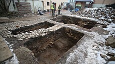 Archeologové na dvoře domu v centru Jihlavy odkryli téměř 800 let staré obydlí.