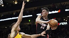 U míe Tyler Herro z Miami, brání ho Bogdan Bogdanovi z Atlanty.