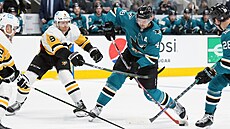Tomá� Hertl ze San Jose nap�ahuje ke st�ele v utkání s Pittsburghem.