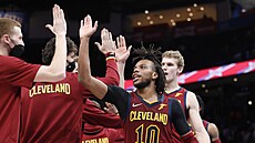 Darius Garland a Lauri Markkanen oslavují s lavikou Clevelandu vítzství.