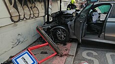 Na Černém mostě vrazilo auto do autobusové zastávky. (11. ledna 2022)