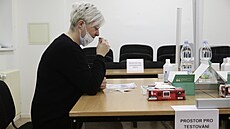 Zaměstnanci Skansky se testují na koronavirus v rámci povinného testování ve...