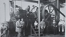 Pracovníci Štěpánkovy továrny ve strojovně v roce 1917