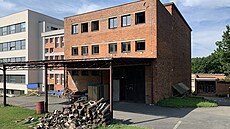 První ateliér na Kudlov� u� je �áste�n� opravený.