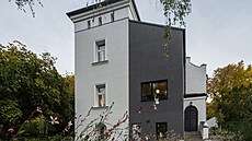 Jiná barva fasády a typ oken ukazuje, kde je nová �ást vily.