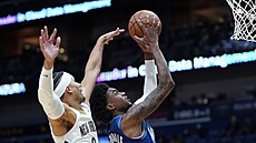 Jaden McDaniels (vpravo) z Minnesoty bránný Joshem Hartem z New Orleans.