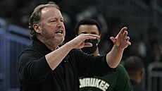 Kou Mike Budenholzer z Milwaukee diriguje svj tým v duelu s Golden State.