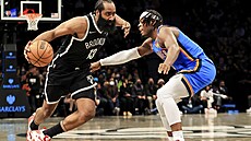 James Harden (vlevo) z Brooklynu bránný Luguentzem Dortem z týmu Oklahoma City.