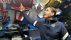 Ve svém skladu U Nisy má kustod Petr Ulihrach vystavené dresy hv�zd, které...