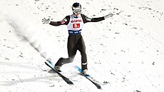 Slovinský skokan na lyžích Lovro Kos v závodě družstev v Zakopaném.