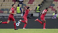 Fotbalisté Rovníkové Guineji slaví gól Estebana Obianga.