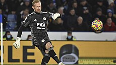 Branká Kasper Schmeichel z Leicesteru vykopává mí v zápase s Tottenhamem.