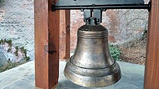 Nový zvon namontovaný na zvonice v olomouckých Bezruových sadech
