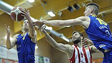 Jan �vandrlík (vlevo) a Mattias Markusson z Opavy a Kamil �vrdlík z Pardubic...