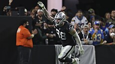 Maxx Crosby z Las Vegas Raiders slaví v zápase s Los Angeles Chargers.