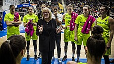 Natália Hejková kouuje basketbalistky USK Praha.
