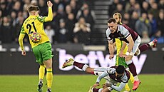 Manuel Lanzini (dole) a Vladimír Coufal z West Hamu padají v zápase s Norwichem.
