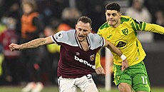 Vladimír Coufal (vlevo) z West Hamu a Milot Rashica z Norwiche bojují o mí�.