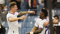 Fotbalisté Real Madrid slaví gól proti Barcelon�.