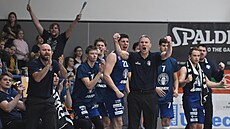 Díntí basketbalisté oslavují, vlevo v popedí manaer Jakub Dra, vpravo...