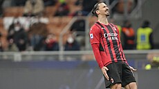 Zlatan Ibrahimovic z AC Milán si vyítá nepovedenou stelu.