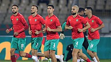 Fotbalisté Maroka se rozcvičují.