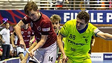 Marek Zouzal (vlevo) ze Sparty a Ji�í Besta z Vítkovic