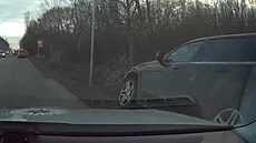 �idi� ují�d�l policist�m i p�íkopem, na silnici z n�j u� ale nevyjel.