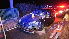 Opilý řidič ujel policejní hlídce a havaroval v Horní Radechové (9. 1. 2022).