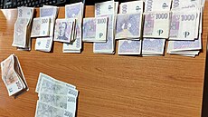 Peníze, které vypadly z bankomatu na Rychnovsku, nálezce odevzdal.