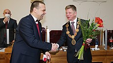 Martin Baxa gratuluje novému primátorovi Plzn�. Tím byl zvolen Pavel �indelá�....
