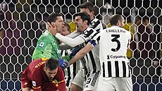 Fotbalisté Juventusu se radují s brankářem Wojciechem Szczesným, který právě...
