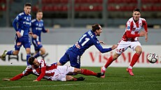 Olomoucký fotbalista Pablo González padá v souboji se soupeřem z dánského...