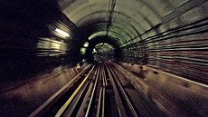 Zábr kamery v rozsvíceném tunelu